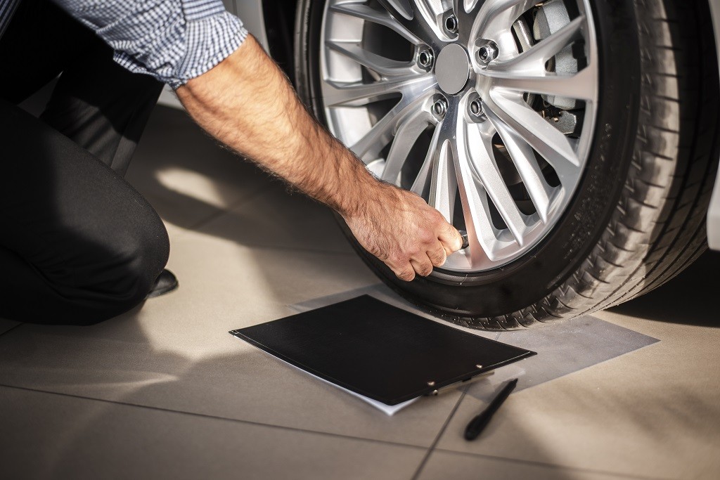 Hombre midiendo neumáticos