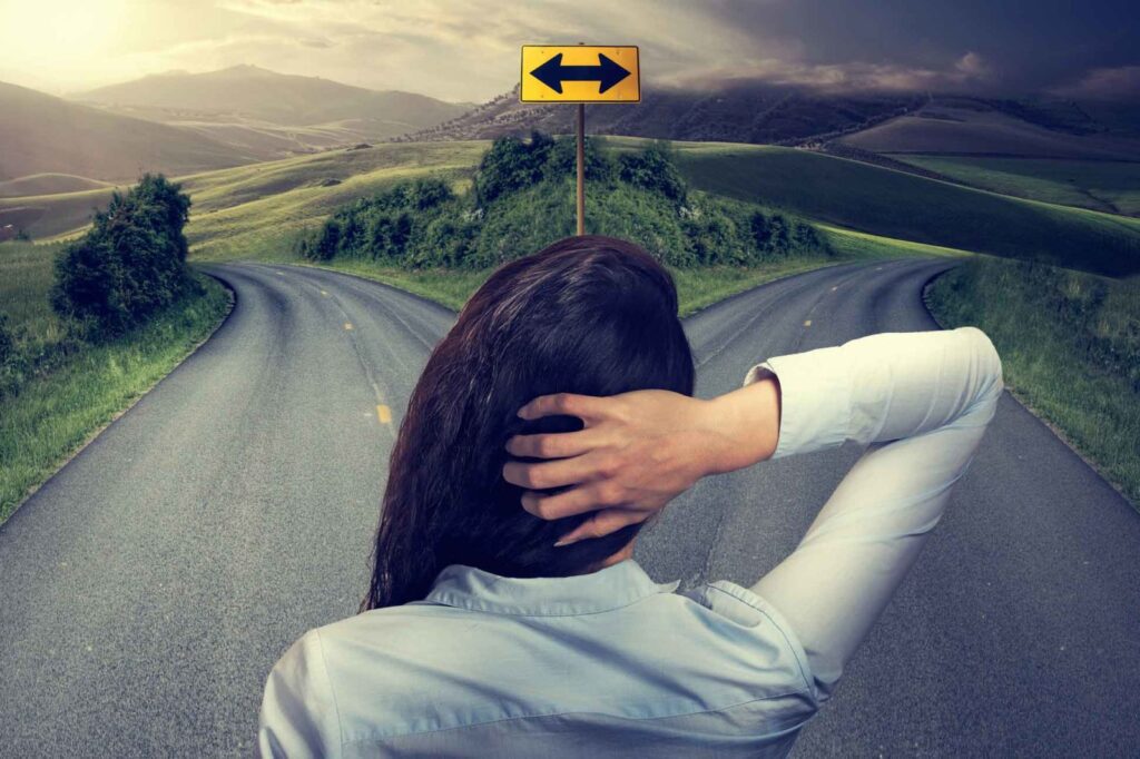 chica eligiendo entre dos caminos