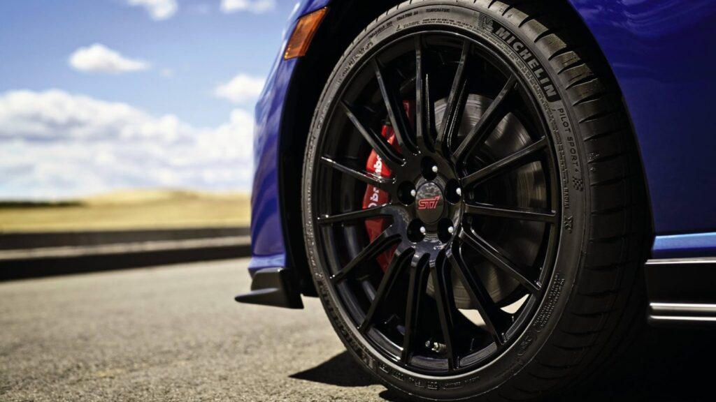 caucho instalado en un vehículo deportivo