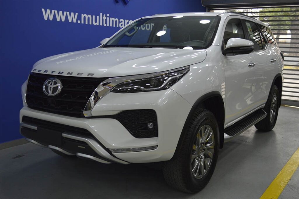 Vehículo usado: Toyota - Fortuner blanca camioneta