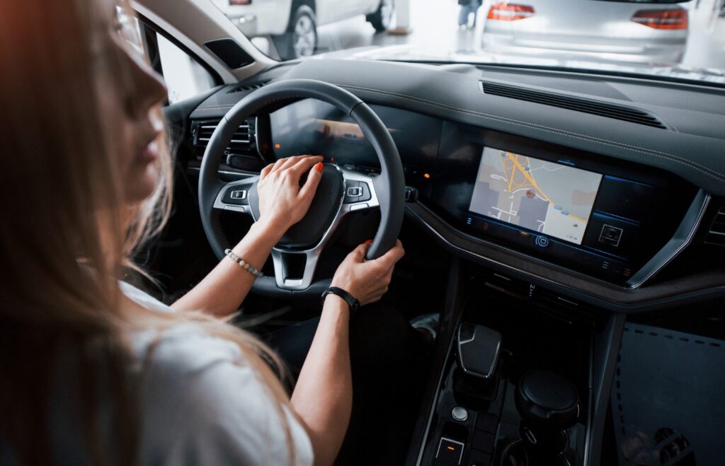Mujer en vehículo viendo GPS